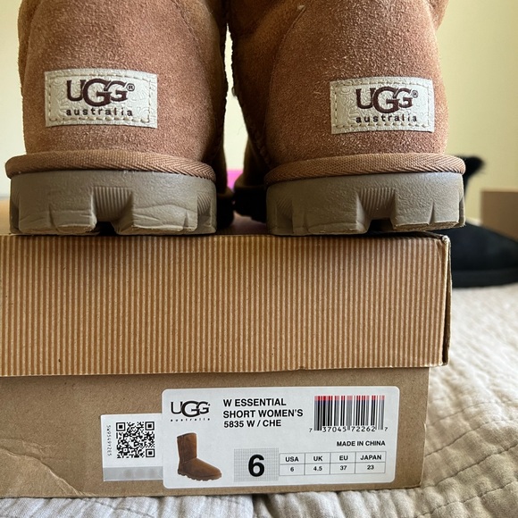 Ugg boots - Picture 3 of 4